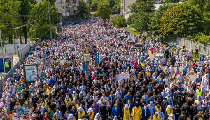 Procesiune religioasă a Bisericii Ortodoxe Ucrainene la Kiev, 27.07.2021. Imagine: canalul TG al episcopului Victor (Koțaba)