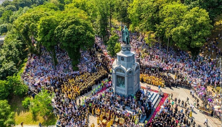 Молебен УПЦ на Владимирской горке, 27.07.21. Фото: тг-канал епископа Виктора (Коцабы)