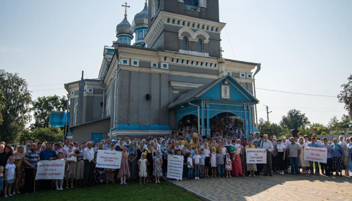 Община УПЦ в Радивилове поддержала флешмоб #СТОПВАРФОЛОМЕЙ. Фото: facebook.com/Ярослав Возняк