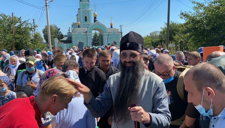 Metropolitan Varsonofy blessing the cross procession. Photo: eparhia.vinnica.ua