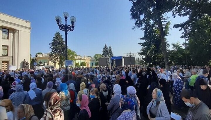 The prayer standing of UOC believers at the Verkhovna Rada on 15.06.21. Photo: UOJ