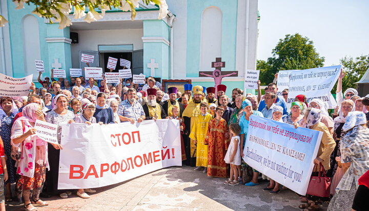 Credincioșii eparhiei de Kirovograd s-au alăturat flash mob-ului # STOPBARTOLOMEU. Imagine: orthodox-kr.org.ua