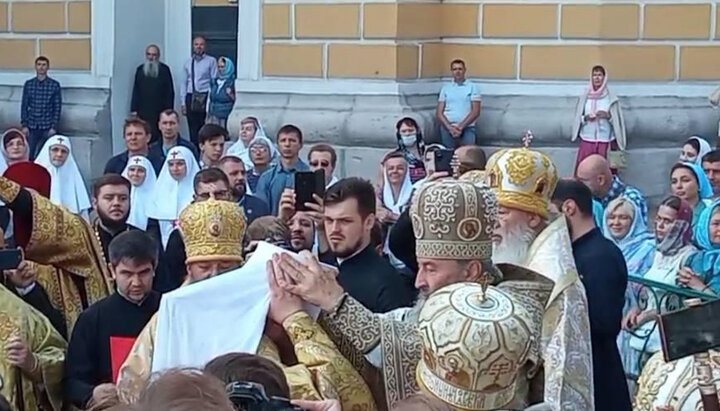 Metropolitan Onuphry ordaining a new metropolitan. Photo: a screenshot from live broadcast facebook.com/1kozaktv