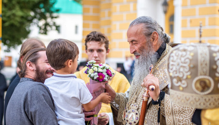 Credincioșii îl felicită pe Întâistătător cu aniversarea intronizării sale. Imagine: news.church.ua