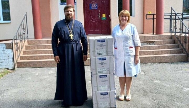 Клірик УПЦ отець Андрій Завадський з медпрацівниками амбулаторії. Фото: orthodox.cn.ua