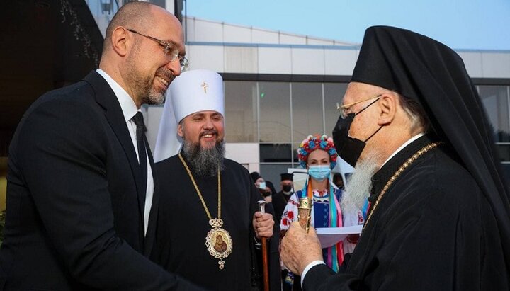 Denis Șmygal și Serghei Dumenko îl întâmpină cu patriarhul Bartolomeu. Imagine: canalul Telegram Denis Shmygal