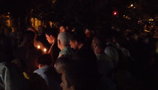 UOC believers hold prayer standing near Phanar head’s residence