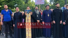 UOC believers gather at government quarter