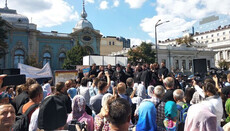 Over 10,000 believers of UOC participate in prayer standing near Rada