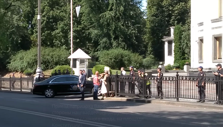 The cortege with the head of the Phanar drove into the Rada through the service gate. Photo: a video screenshot of the UOJ Telegram channel