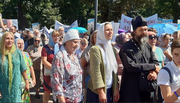 Πιστοί UOC έξω από το Κοινοβούλιο Ουκρανίας. Φωτογραφία: facebook.com/1kozaktv