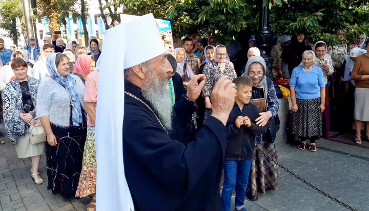 Mitropolitul Onufrie îi binecuvântează pe credincioși care se roagă lângă reședința patriarhului Bartolomeu. Imagine: UJO