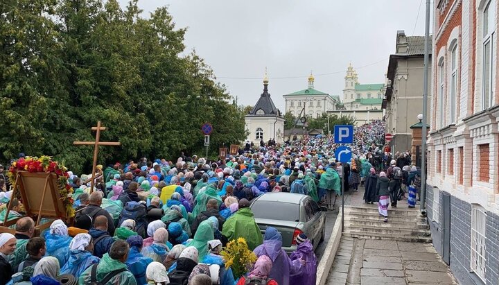 The procession of the UOC arrived at the Pochaiv Lavra. Photo: UOJ