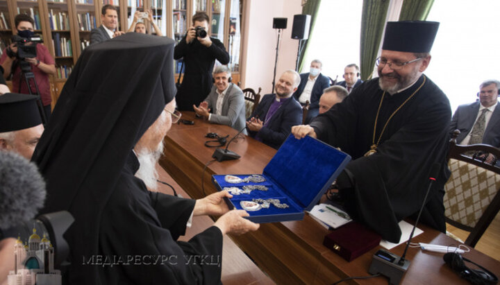 Ανταλλαγή ενθύμιων δώρων μεταξύ των επικεφαλής του Φαναρίου και της UGCC. Φωτογραφία: news.ugcc.ua