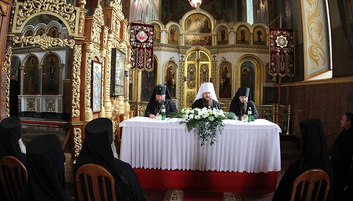 Митрополит Черкасский и Каневский Феодосий на встрече с монашествующими. Фото: группа Черкасской епархии УПЦ в Facebook.