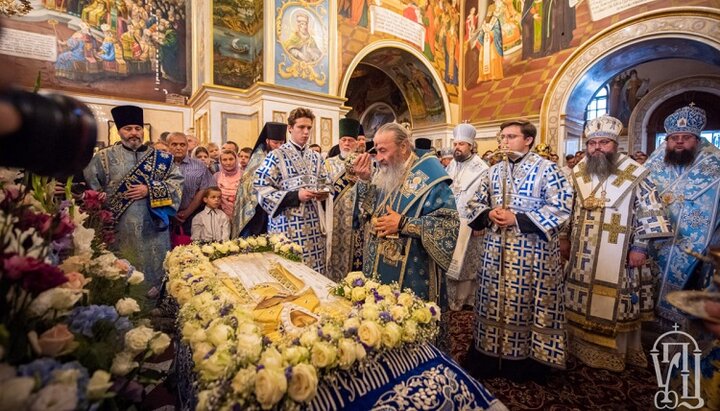 Блаженнейший Онуфрий у Плащаницы Богородицы в Киево-Печерской лавре. Фото: news.church.ua