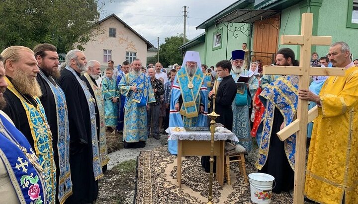 Митрополит Мелетий с духовенством и верующими УПЦ в Карпачове. Фото: страница Черновицкой епархии в Facebook.