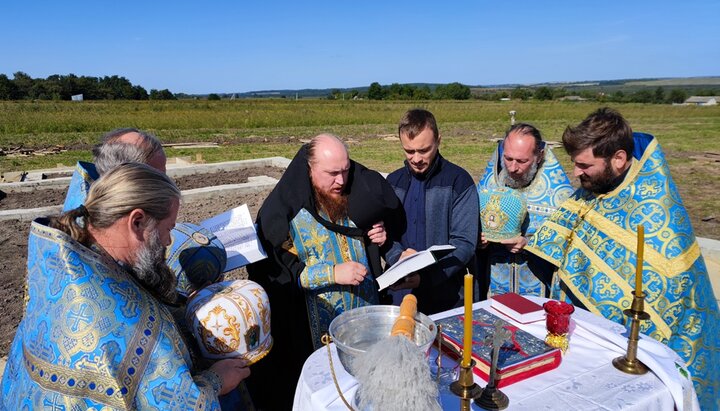 Епископ Афанасий заложил камень под строительство нового храма в с. Хмельницкое. Фото: pravoslavna.volyn.ua 