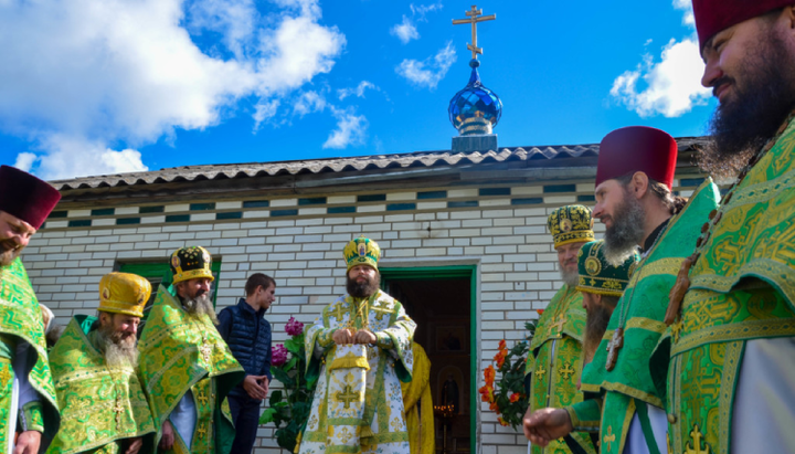 Владика Роман проповідує після святкового богослужіння. Фото: konotop.church.ua