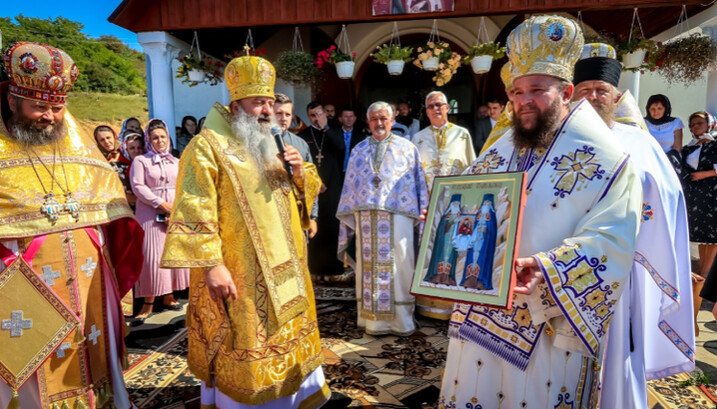 Sfârșitul slujbei de sărbătoare cu participarea arhiereului român. Imagine: facebook.com/ EORMMSM