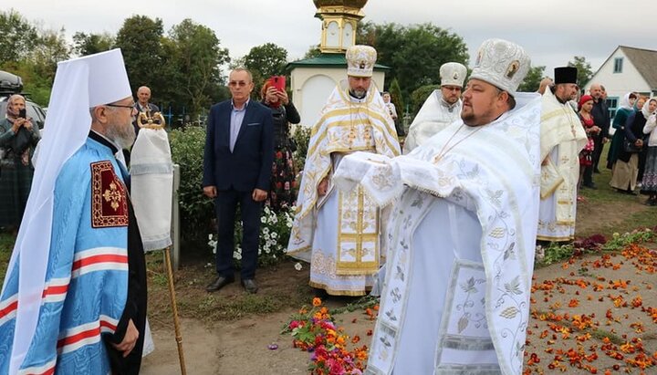 Митрополит Августин у селі Шандра Київської області. Фото: bilatserkva.church.ua