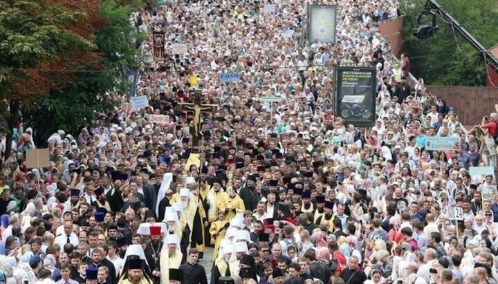 Procesiunea Calea Crucii a Bisericii Ortodoxe Ucrainene în ziua Creștinării Țării Rusiei. Imagine: UJO