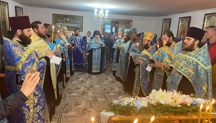 Rector of the Vallam Metochion, Hegumen Photiy with the UOC clergy in Karpachov. Photo: Facebook page of the Chernivtsi-Bukovyna Eparchy.