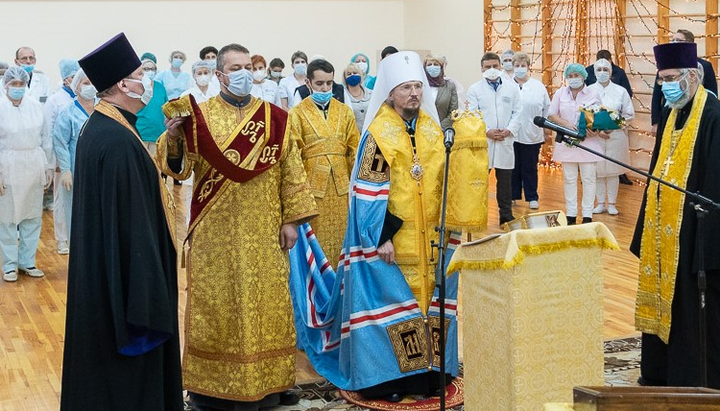 Митрополит Минский и Заславский Вениамин молится с медиками. Фото: church.by