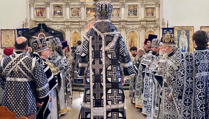 Архиерейское богослужение в Александро-Невском соборе в Жмеринке. Фото: страница собора в Facebook.