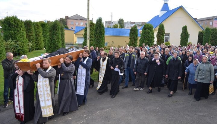 Похоронная процессия с телом новопреставленного архимандрита Феофана. Фото: sarny.church.ua