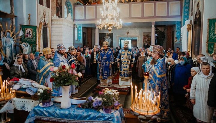 Урочисте Богослужіння біля чудотворного образу «Помічниця в пологах» в Острозі. Фото: сторінка Рівненської єпархії УПЦ в Facebook.