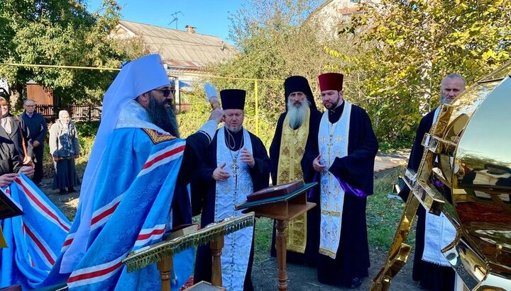 Чин освячення накупольних хрестів звершив митрополит Варсонофій. Фото:eparhia.vinnica.ua