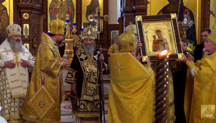 Arhiepiscopul Paisie îl felicită pe Mitropolitul Ilarion cu jubileul său. Imagine: news.church.ua