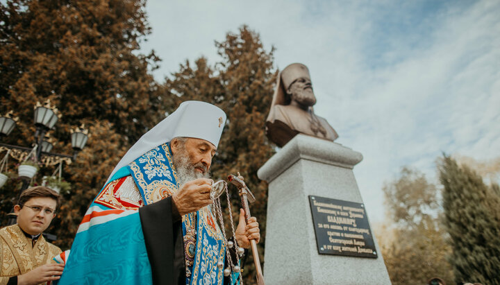 Блаженніший Онуфрій освятив пам'ятник Митрополиту Володимиру. Фото: facebook.com/V.D.Kotsaba