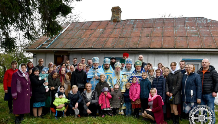 Comunitatea Bisericii Ortodoxe Ucrainene din satul Navoz cu Arhiepiscopul Natanael. Imagine: pravoslavna.volyn.ua