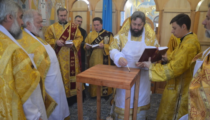 Архиепископ Алексий помазывает миром престол нового храма в Калиновке. Фото: voznesensk.church.ua