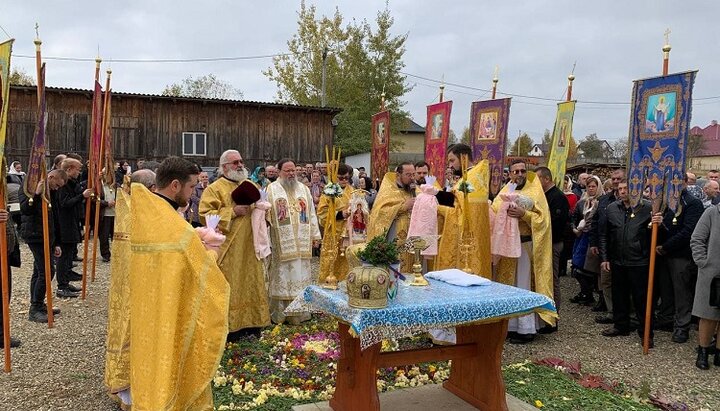 Митрополит Мелетій під час чину освячення каплиці в Їжівцях. Фото: страніцаЧерновіцко-Буковинської єпархії УПЦ у Facebook.