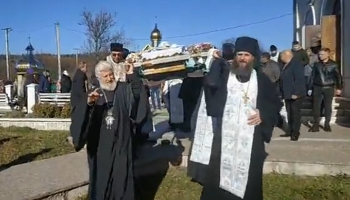 Винесення труни отця Василія на поховання. Фото: скріншот відео зі сторінки Чернівецько-Буковинської єпархії УПЦ.