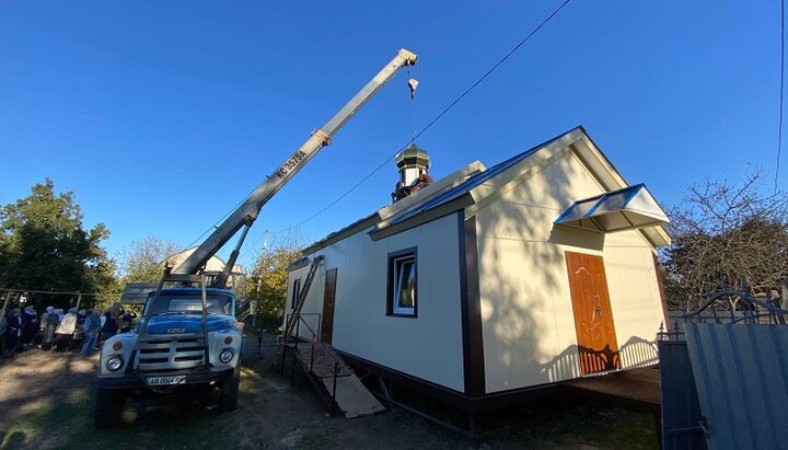 Instalarea crucii pe cupola noului lăcaș al Bisericii Ortodoxe Ucrainene din Strijavka. Imagine: eparhia.vinnica.ua