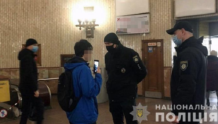 Полиция производит проверку в метро. Фото: Украинская правда