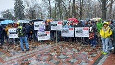 Возле Рады протестующие против обязательной вакцинации перекрыли дороги