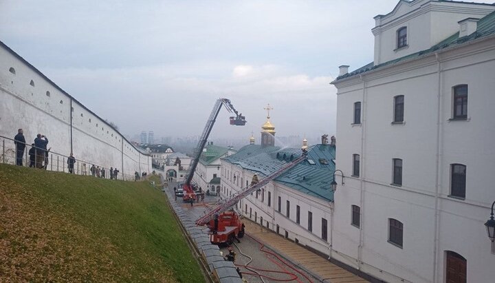 Пожар на территории Киево-Печерской лавры. Фото: dsns.gov.ua