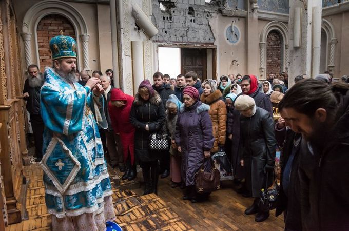 В полуразрушенном храме Свято-Иверской обители Донецка прошла праздничная Литургия