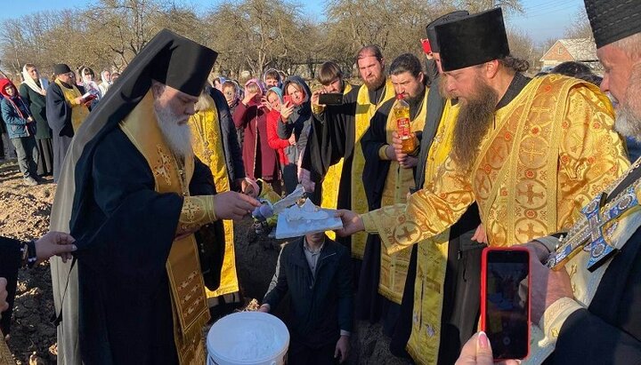 Єпископ Веніамін закладає камінь під новий храм у Добринівцях. Фото: Facebook-сторінка Чернівецько-Буковинської єпархії УПЦ.