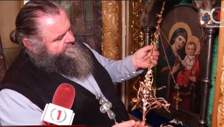 The abbot of the Rakoshino monastery shows blossoming lilies. Photo: screenshot of the plot of the YouTube channel 