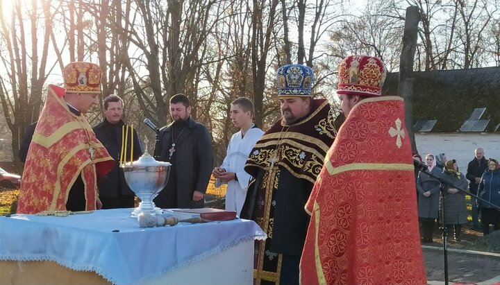 Водосвятний молебень перед початком будівництва нового храму у с. Перевали. Фото: СПЖ