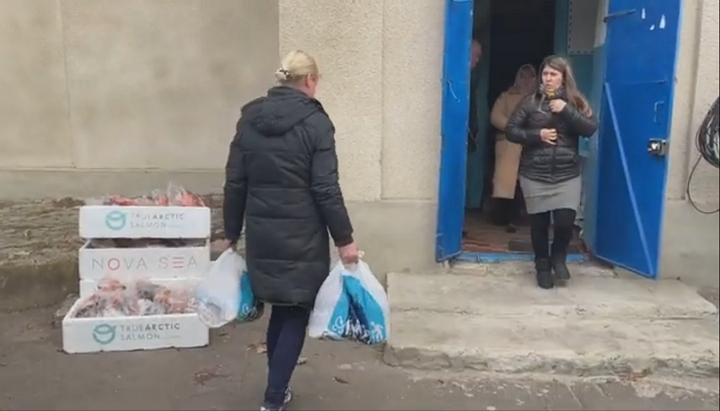 Волонтеры УПЦ привезли помощь малоимущим в Великую Михайловку. Фото: скриншот видео youtube-канала Одесской епархии УПЦ.