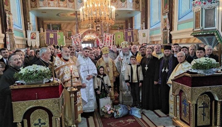 Епископ Иустин и митрополит Марк в храме Хустской епархии. Фото: orthodoxkhust.org.ua