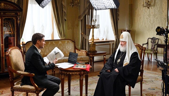 Patriarch Kirill and TV presenter Boris Korchevnikov. Photo: volgeparhia.ru