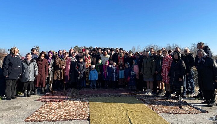 Bishop Athanasius with believers of the UOC in Borovychi. Photo: pravoslavna.volyn.ua